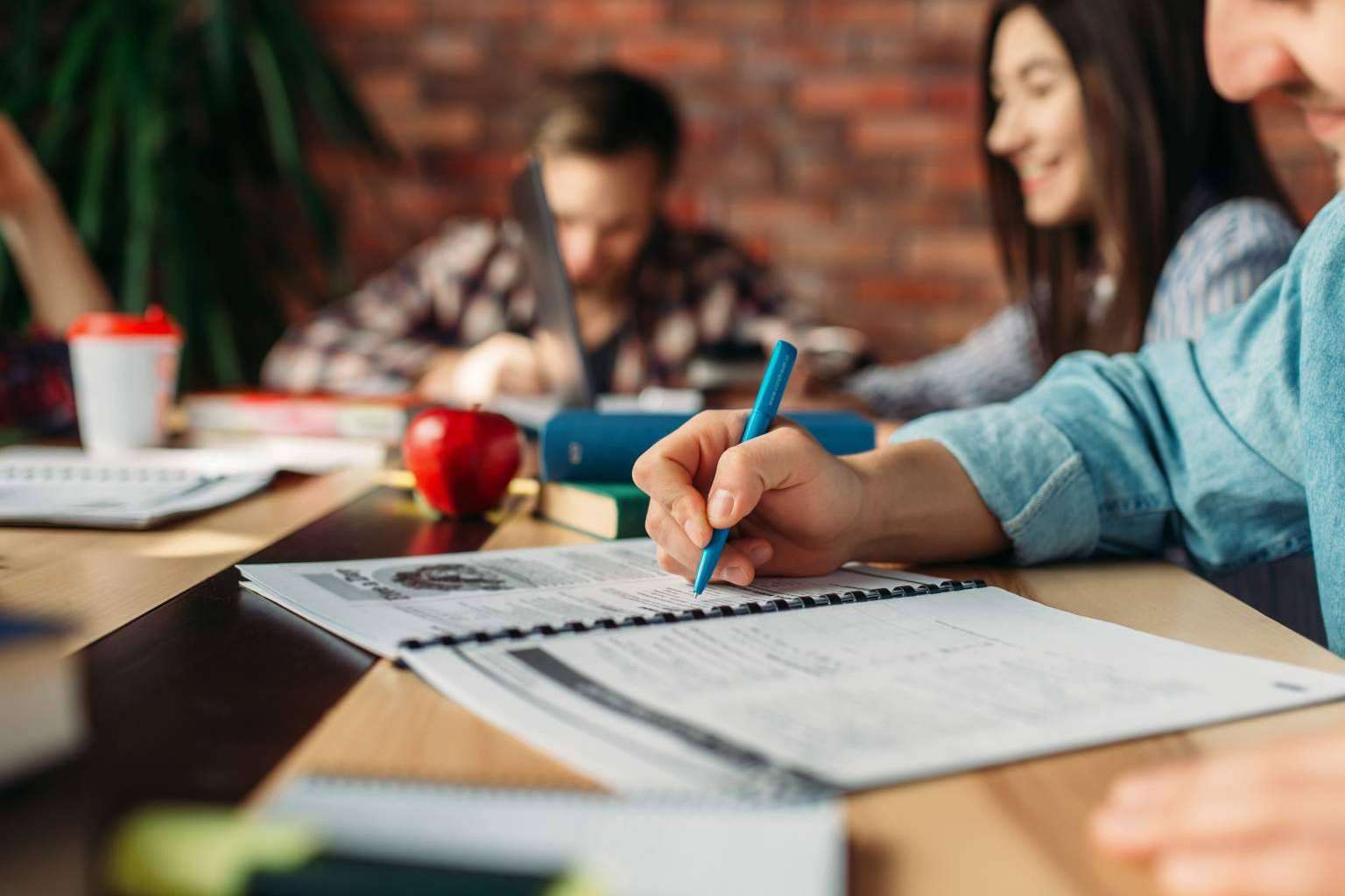 El Instituto de Estudios y Empleo ofrece cursos para trabajar en España