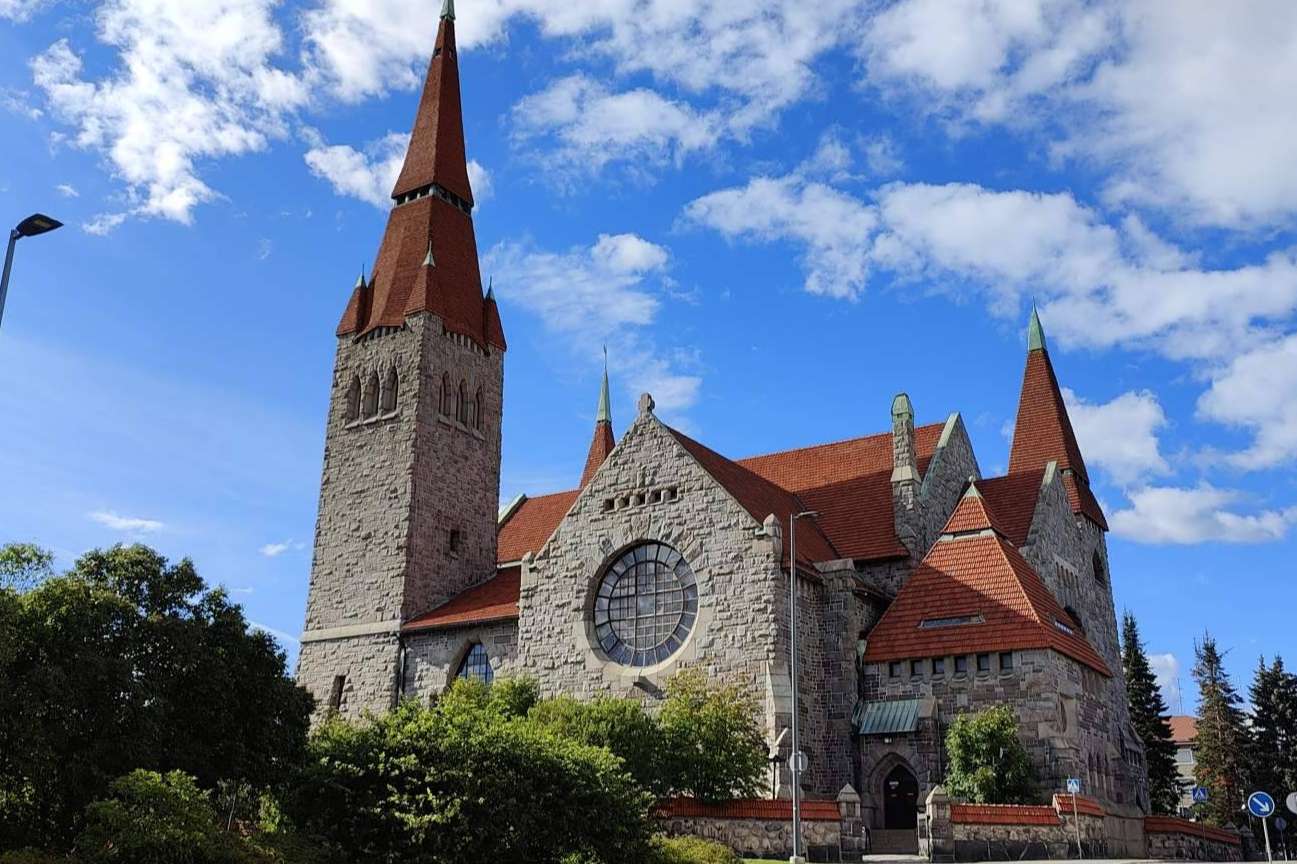 Circuitos en español para una experiencia única que permiten descubrir la belleza natural y cultural de Finlandia