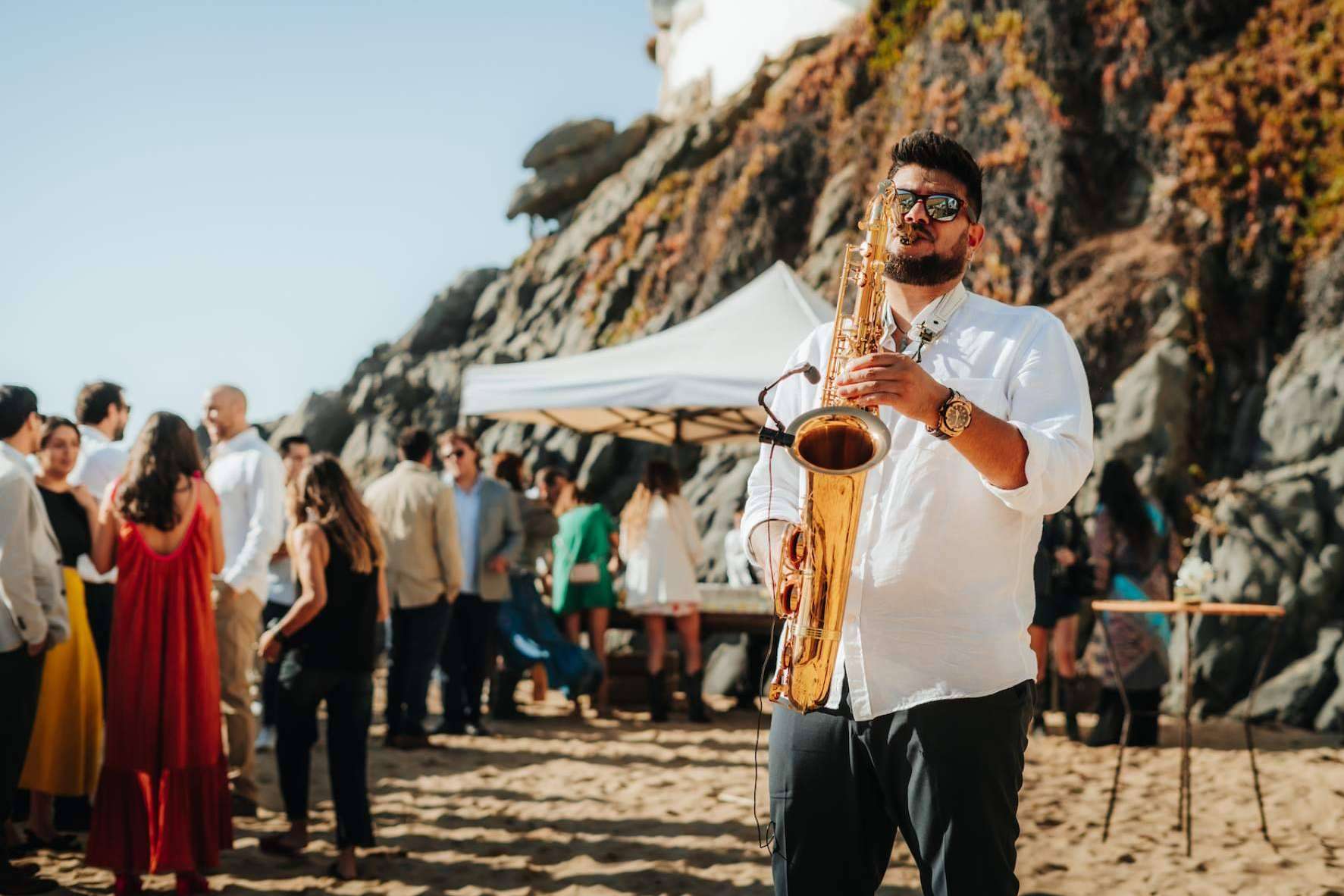 La música en vivo de un saxofonista aporta valor a la celebración de matrimonio