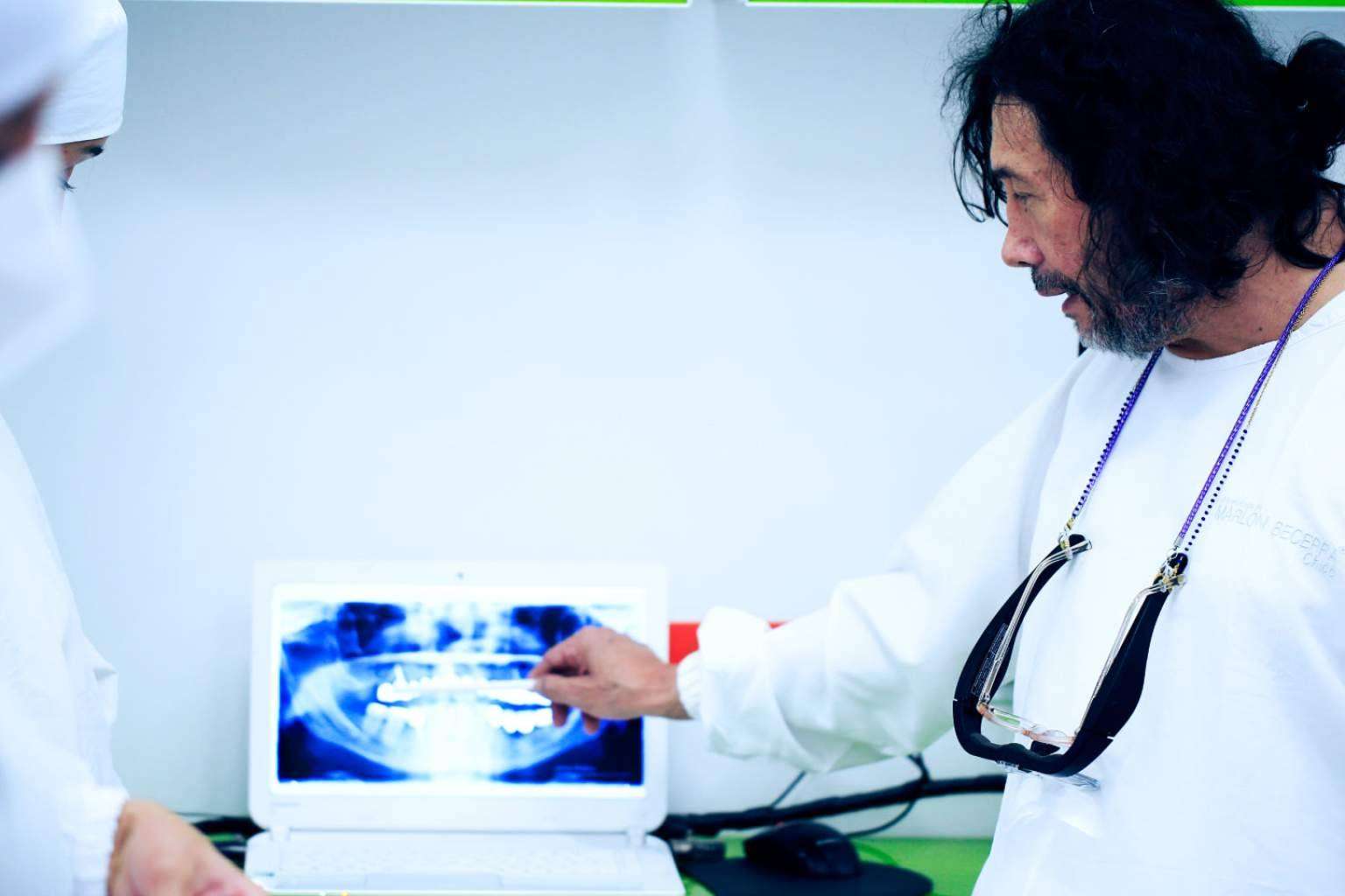Recuperar la sonrisa y funcionalidad a través de los implantes dentales de Odontología de Marlon Becerra