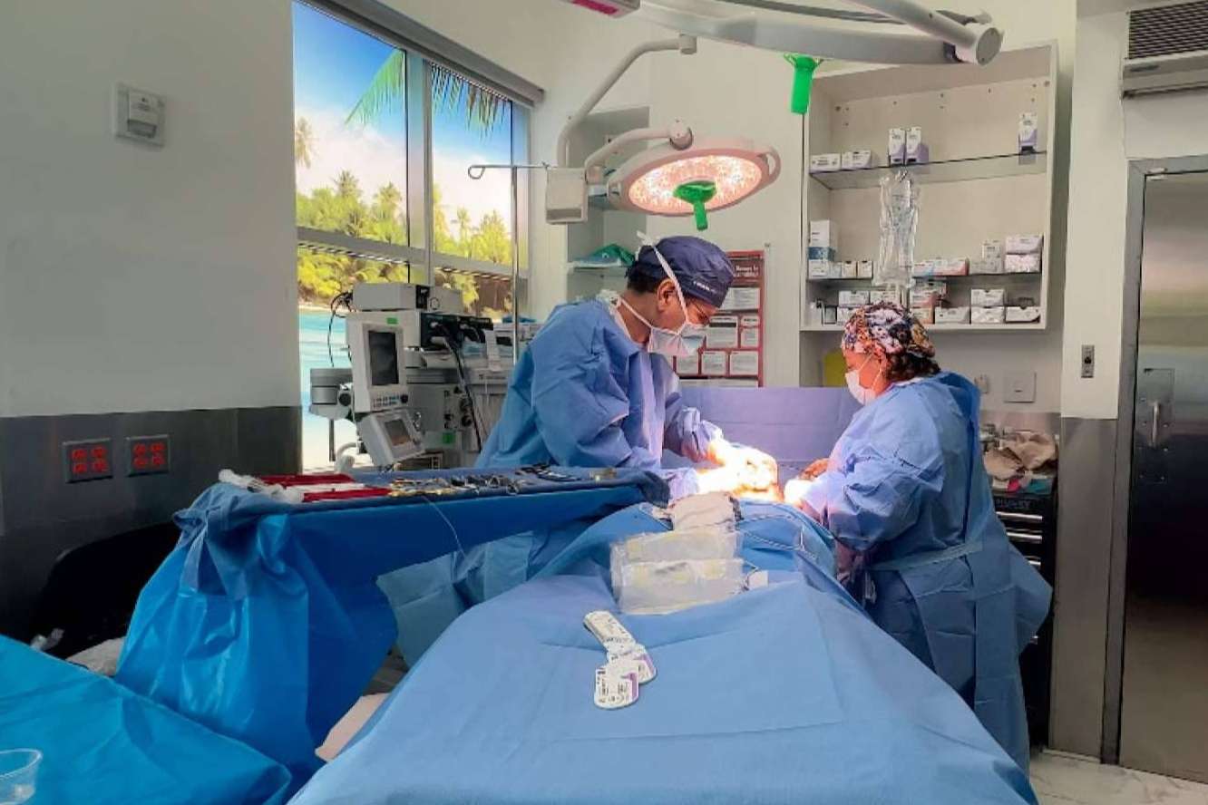 ¿Cómo encontrar un equipo de cirujanos plásticos profesionales certificados en Miami? Dolls Plastic Surgery