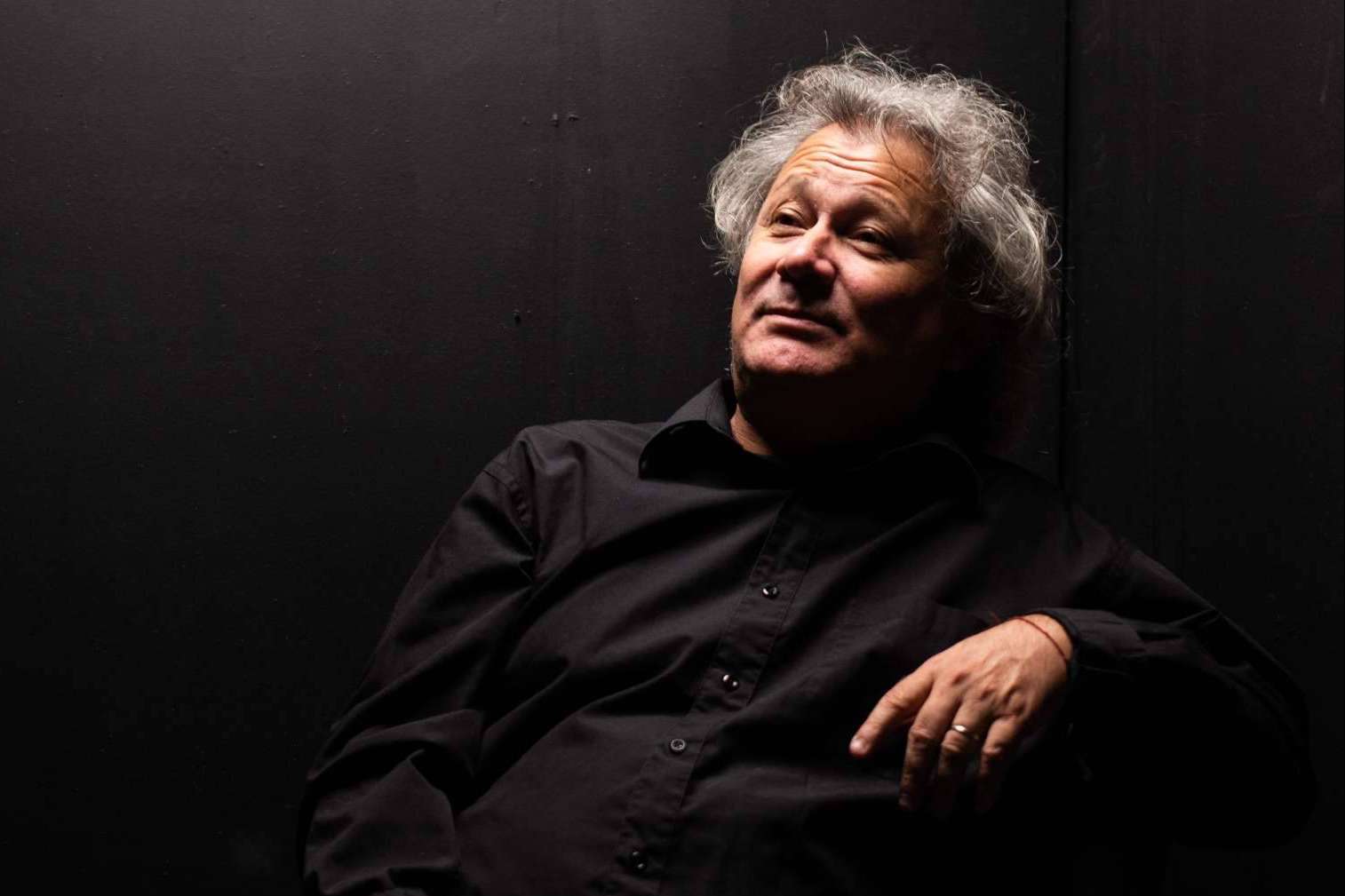 El actor, director, productor teatral y dramaturgo Alejandro Vales y su relación con Teatro 8