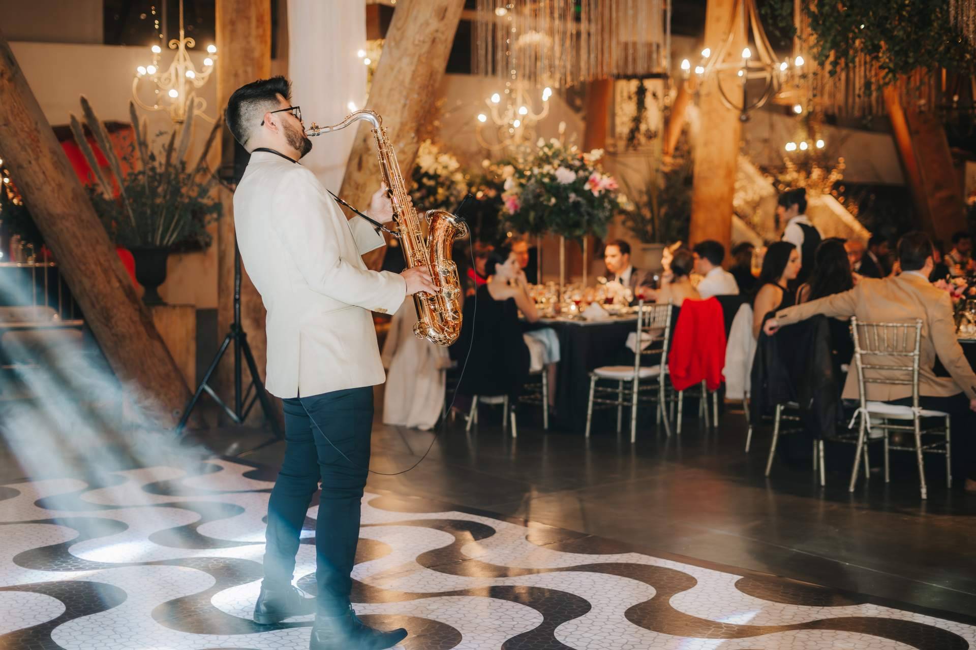 Contar con los servicios de un saxofonista boda es posible con SaxoEventos
