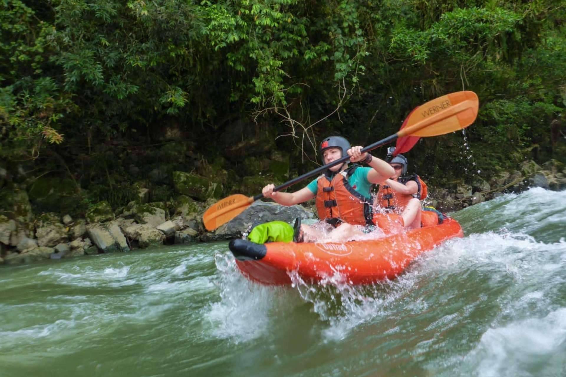 Realizar rafting río abajo por el río Amazonas con Hamadryade Lodge