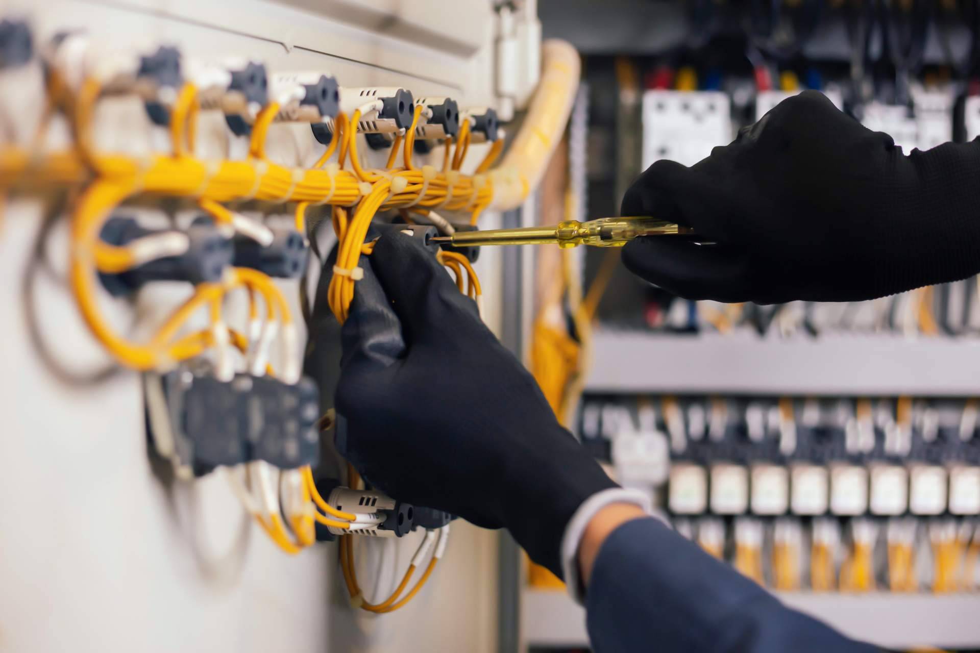 Suministrar productos certificados de uso eléctrico a nivel nacional e internacional, de la mano de Soldexel